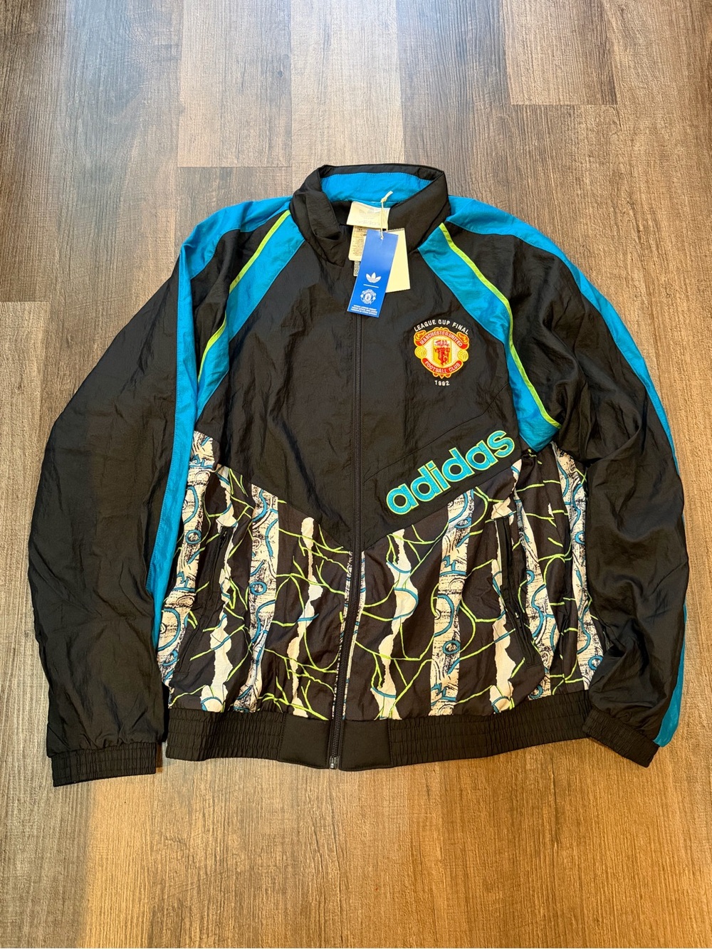 Adidas Manchester United Woven Jacket 90.
- Size M Men.